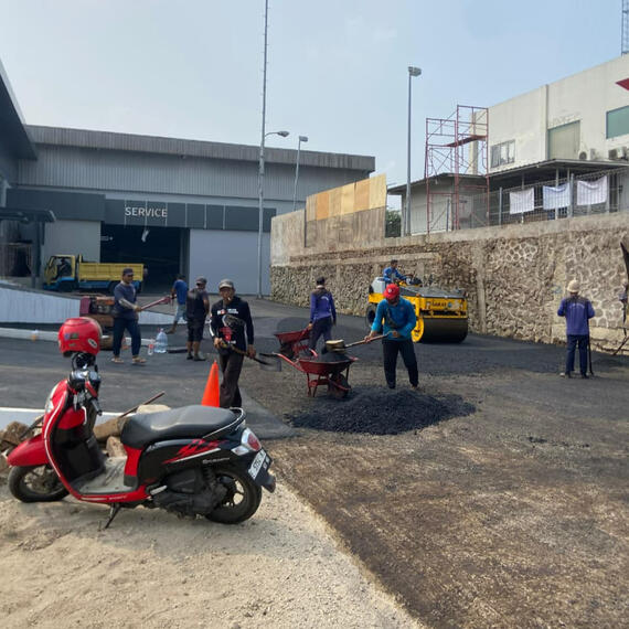 Dokumentasi Pengaspalan Showroom BYD Harmony Ciputat