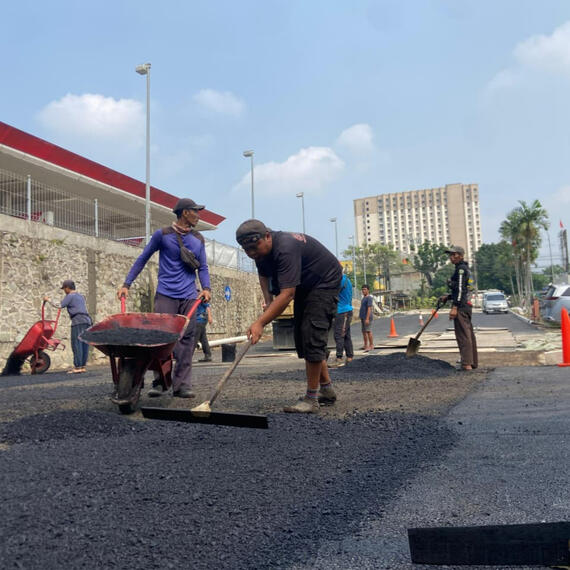 Dokumentasi Pengaspalan Showroom BYD Harmony Ciputat